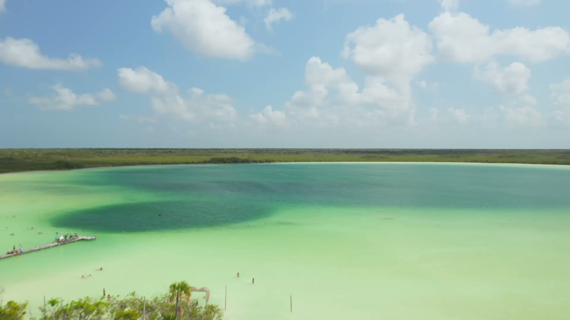 Acceso principal de Las Islas, con marquesina y espejos de agua
